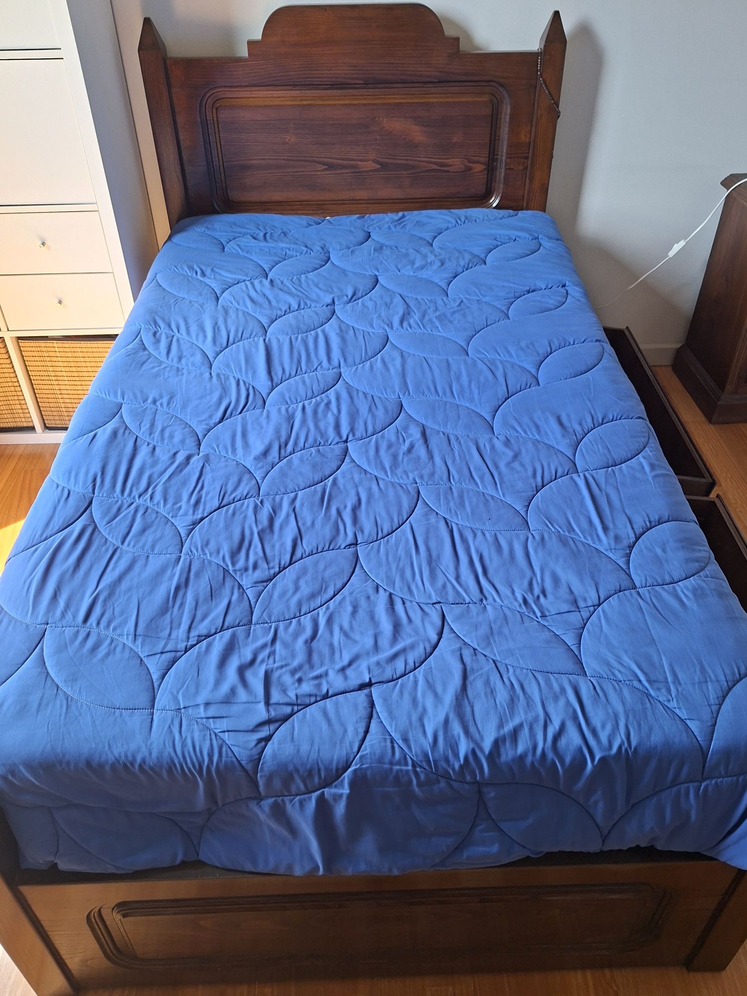 Cama de madeira corpo e meio