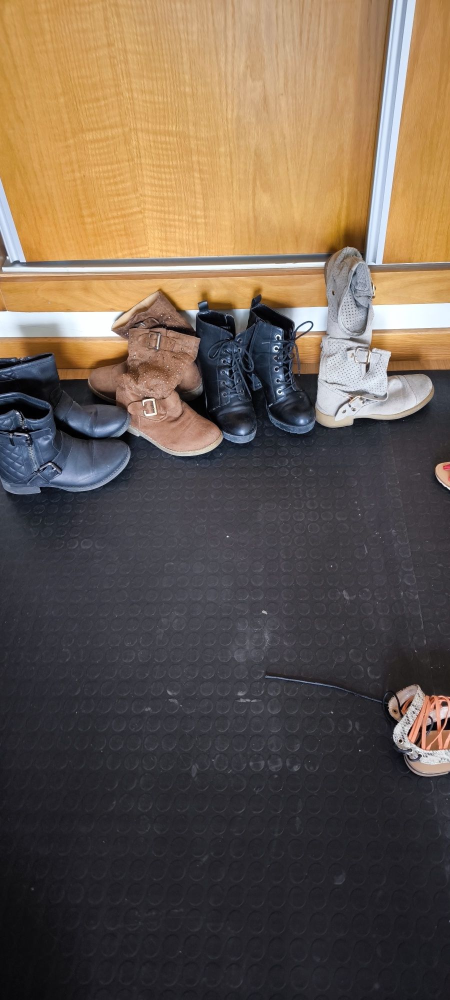 Botas e sandálias vários
