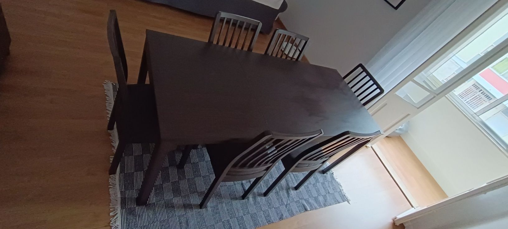 Mesa extensível e  6 cadeiras castanho escuro