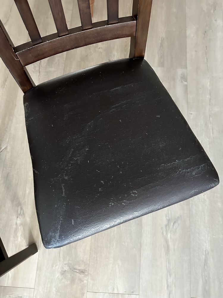 stół i 4 krzesła ciemny brąz i biel