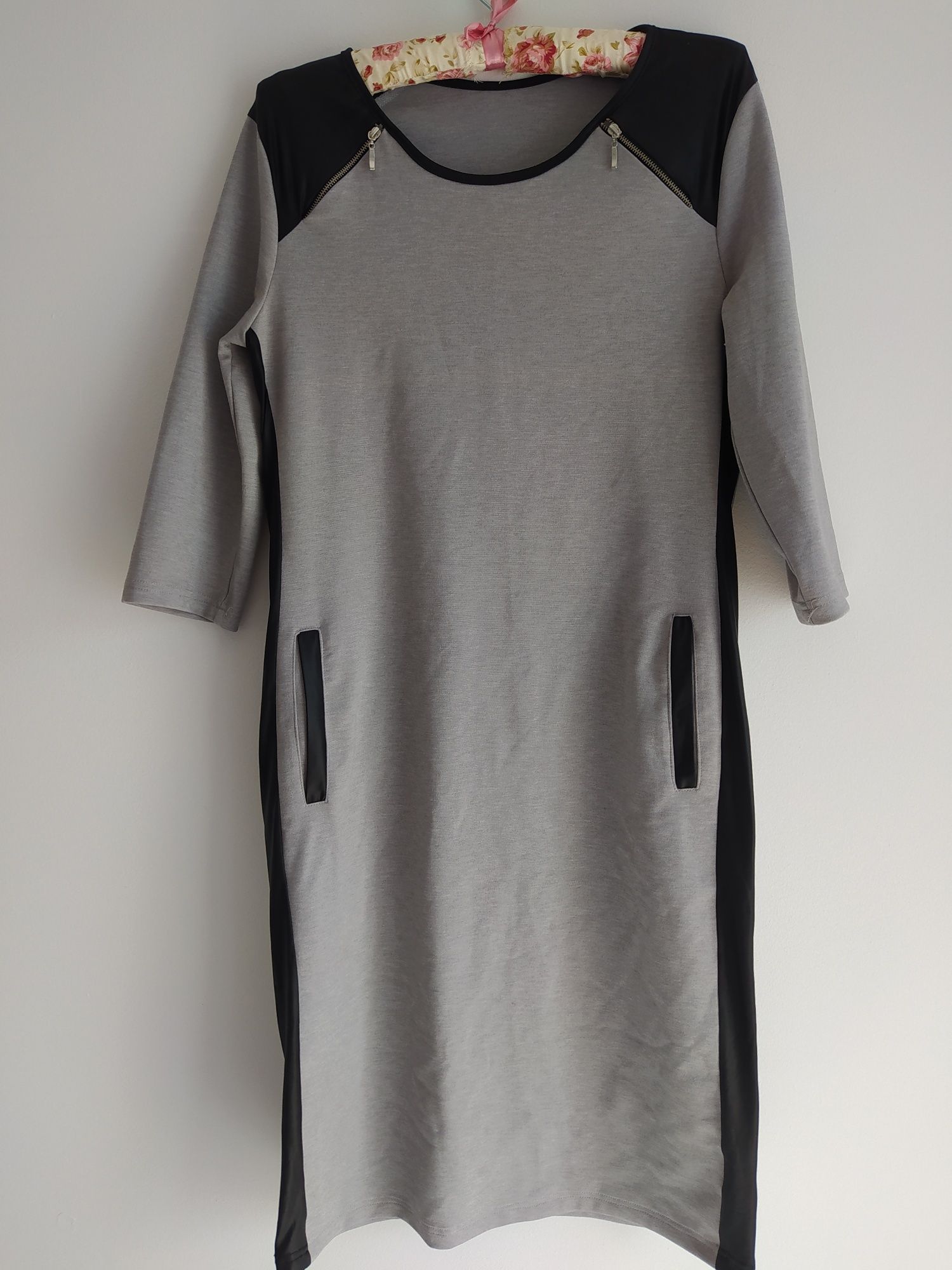 Sukienka oversize szara z czarnymi wstawkami midi