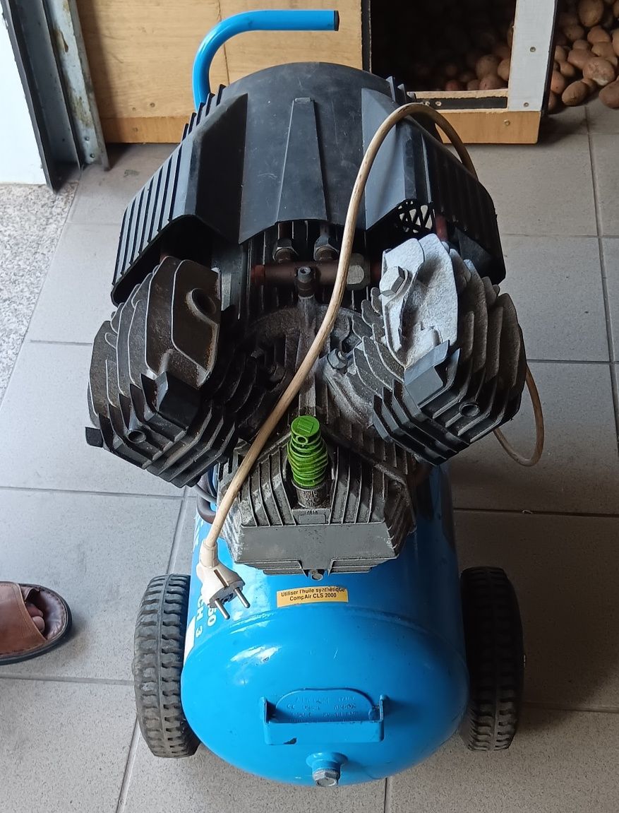 Compressor 50 L marca CompAir