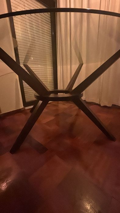 Mesa pessoas em madeira e tampo de vidro