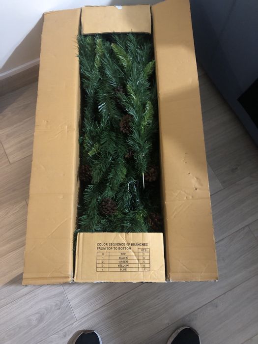 Arvore natal com presepio enfeites e luzes