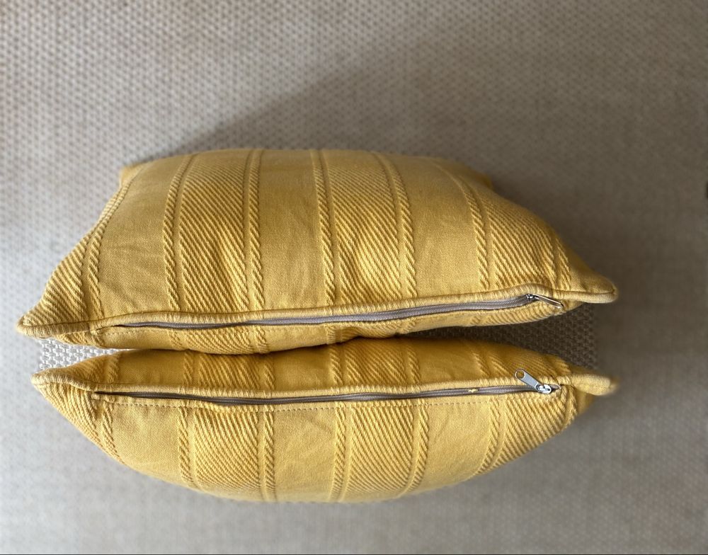 Par de almofadas com capa amarelo mostarda