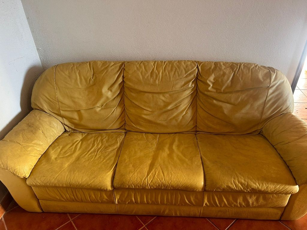 Sofá de 3 lugares em pele