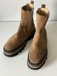 Buty damskie r.40 /39 na wysokim protektorze . Nowe