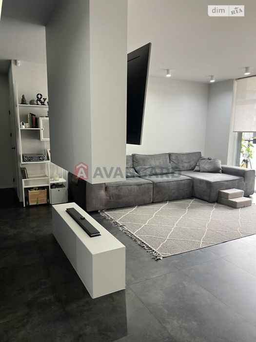 простора трьох кімнатна квартира