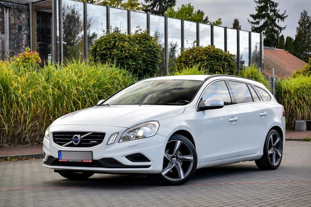 Volvo V60 R-Design - Ksenon - Webasto - Skóra- Bezwypadkowy - Serwis do 2024r !!