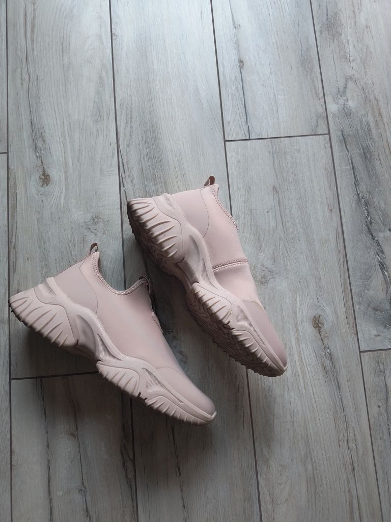 Różowe sneakersy Reserved