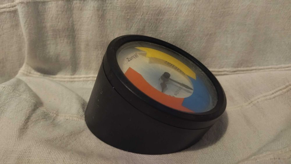 Relógio de mesa a pilhas