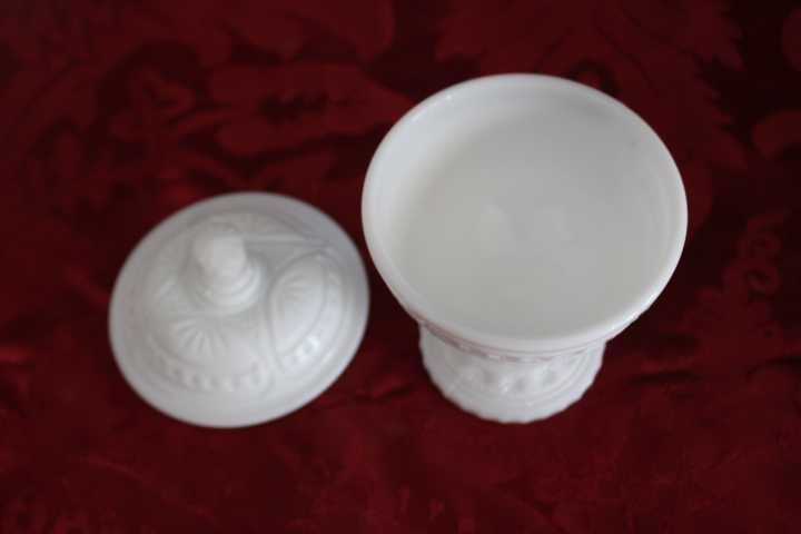 Bomboneira / pote coberto de vidro opalino