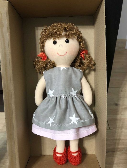 Lalka szyta ręcznie. Szara sukienka w gwiazdki