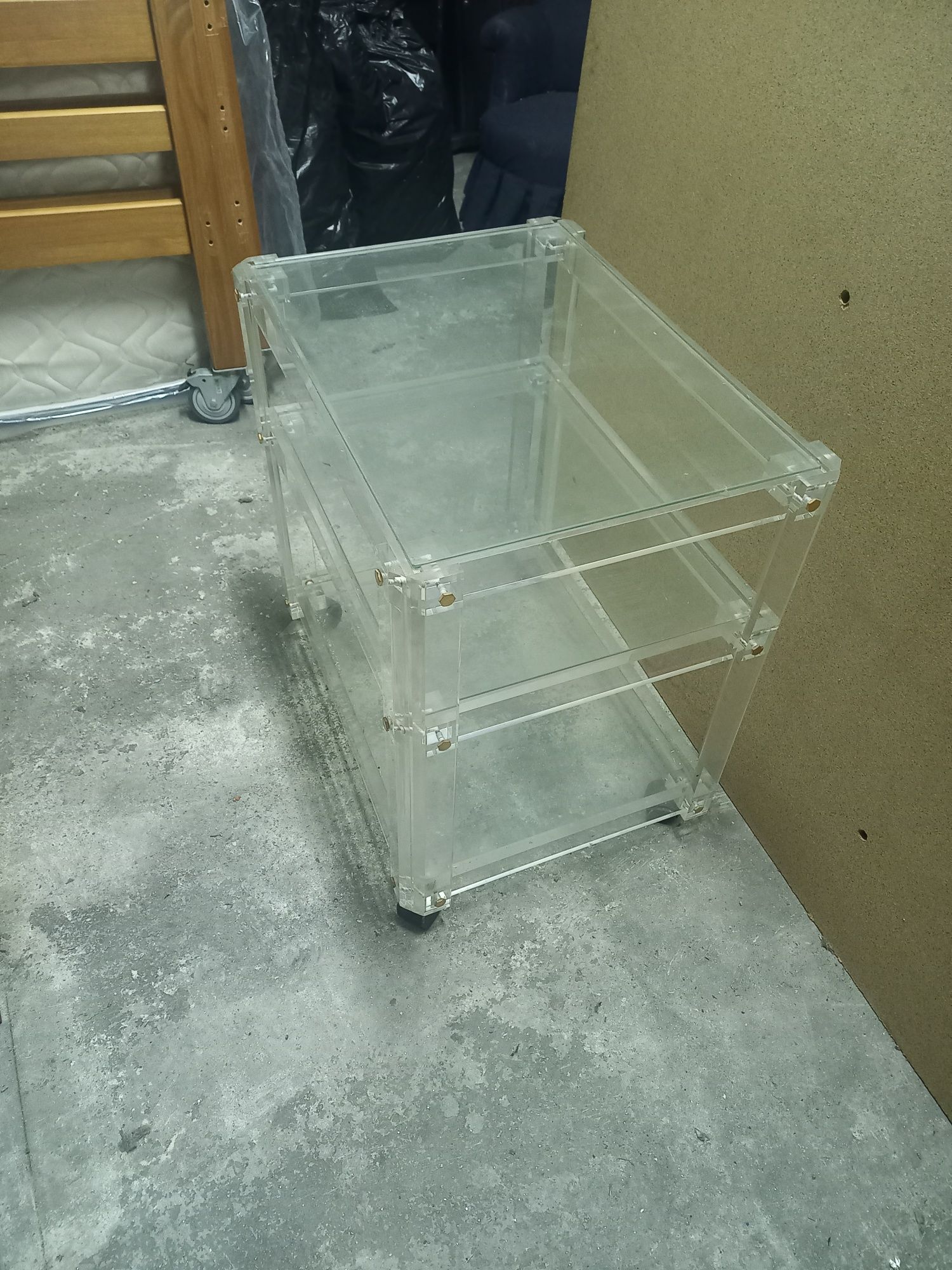 Mesa com rodas, em acrílico, e prateleiras em vidro, para TV