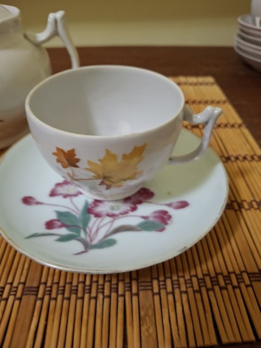 Две фарфоровые чашки с сахарницей