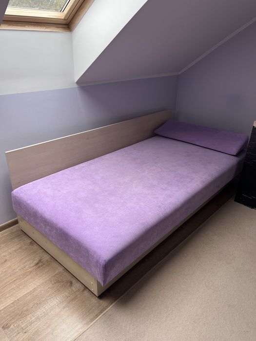 Fioletowe łóżko z pojemnikiem na pościel