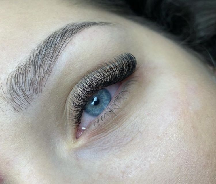 Przedłużanie rzęs, lifting rzęs, stylizacja brwi, pedicure