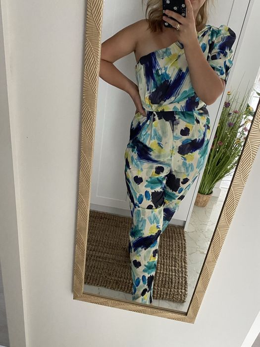 Wzorzysty, elegancki kombinezon z dlugimi nogawkami na jedno ramie