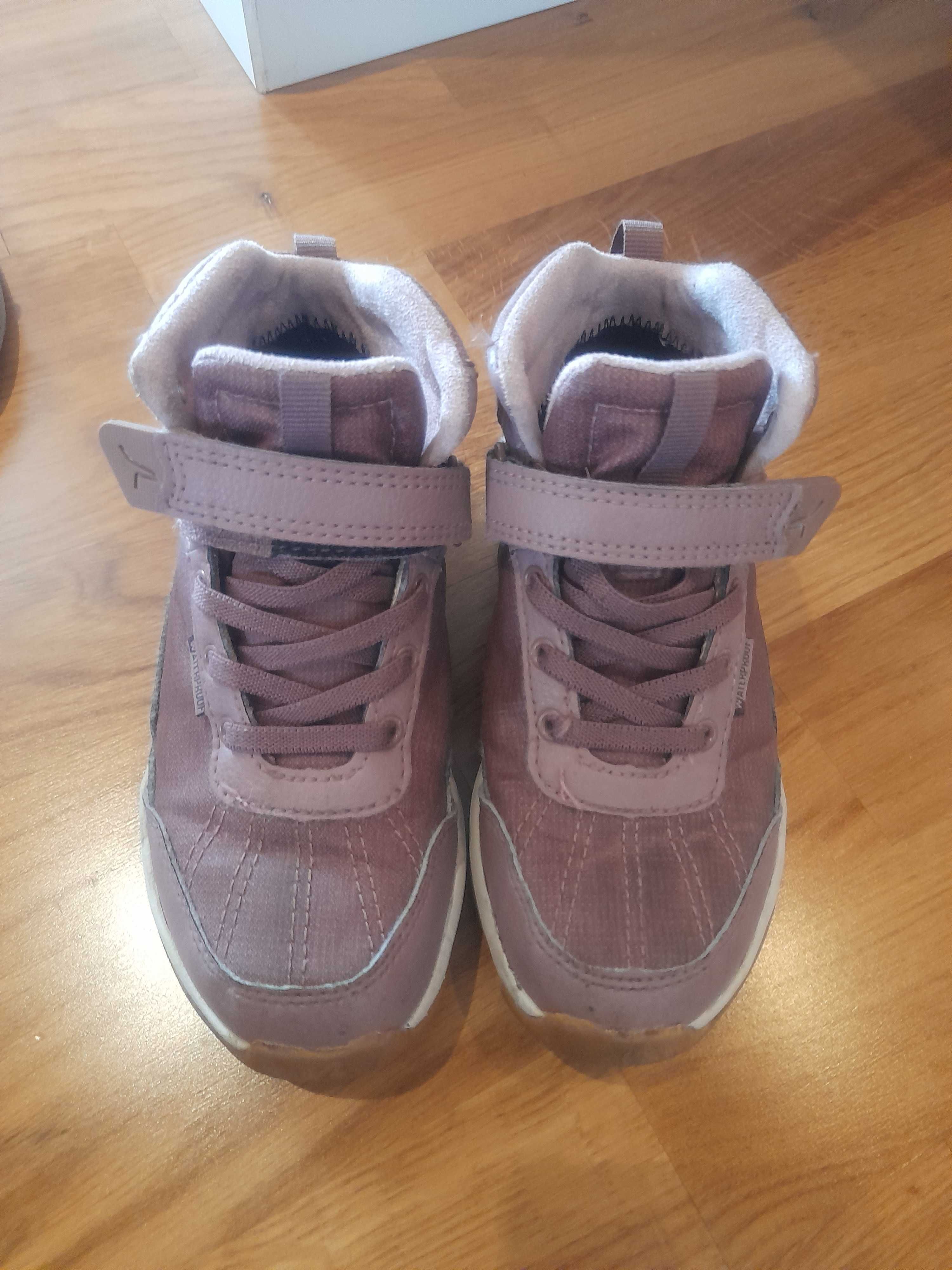 Botas impermeáveis e carneiras de menina  29