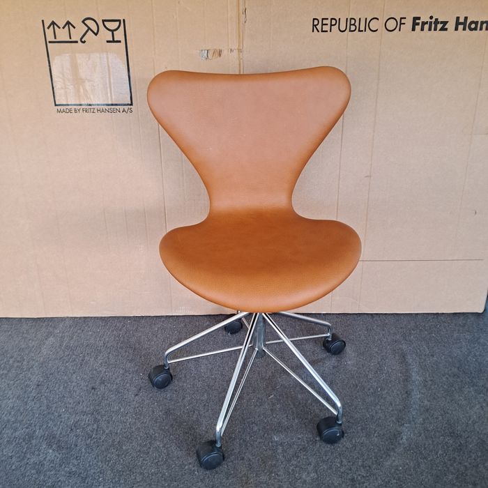 Fotel Fritz Hansen/Arne Jacobsen seria 7 skóra cognakkóra