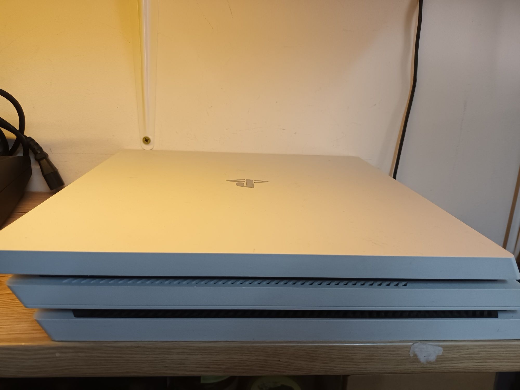PS4 Pro 1TB biała Konsola PS4 Pro 2x pad