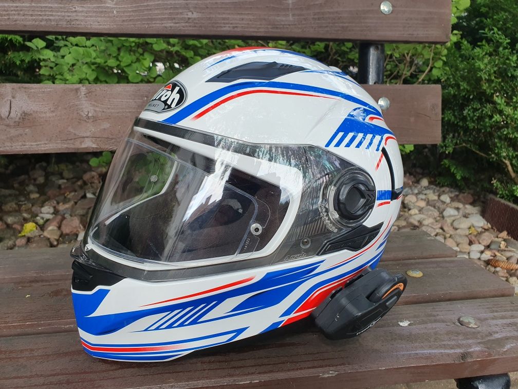 Kask integralny z blendą airoh plus intercom zestaw