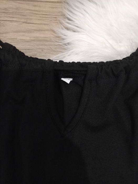 Sukienka wiązana na szyi z motywem kwiatowym