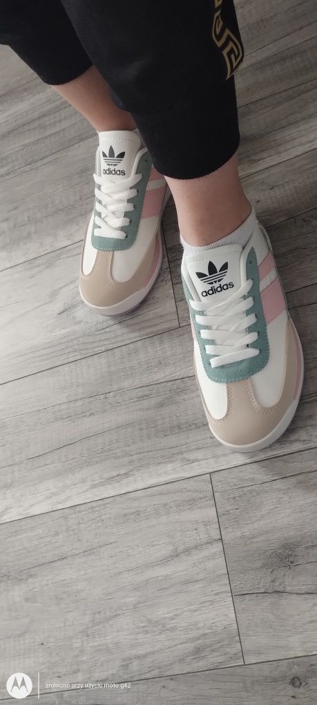 Piękne adidasy damskie -mlodzieżowe