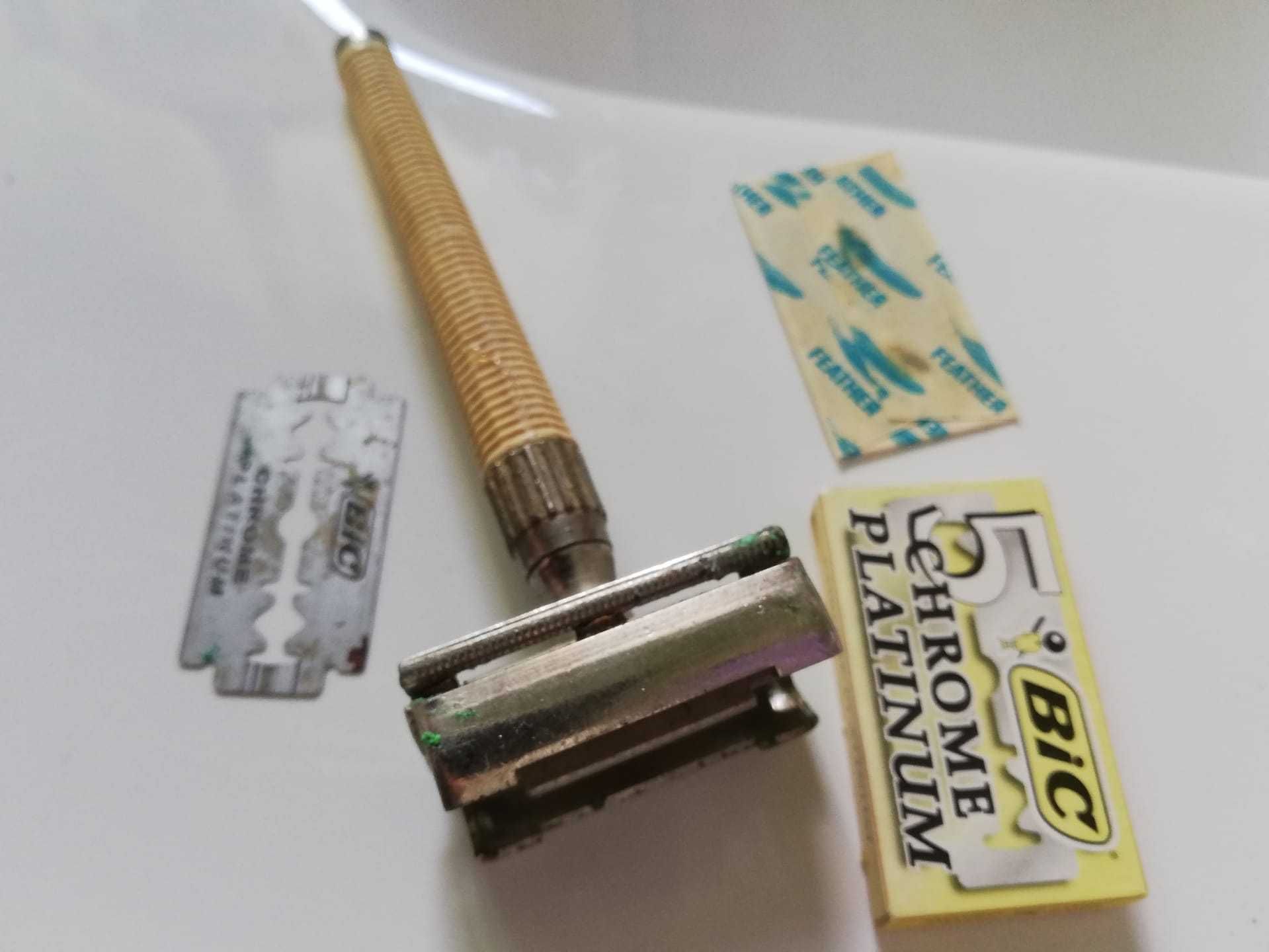 Gillette antiga com laminas