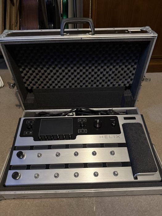 Pedaleira Line6 Helix Floor edição especial Platina