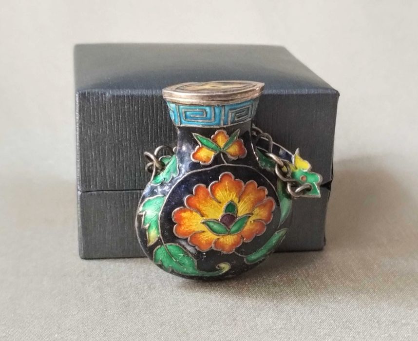 Stara zawieszka metalowa , emaliowana perfumetka.