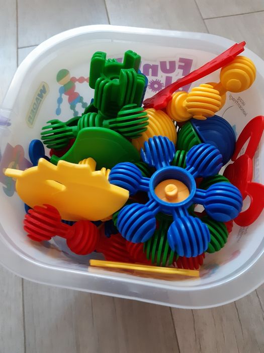 Klocki konstrukcyjne w wiaderku – dla dziewczynki i chłopca
Klocki Klo