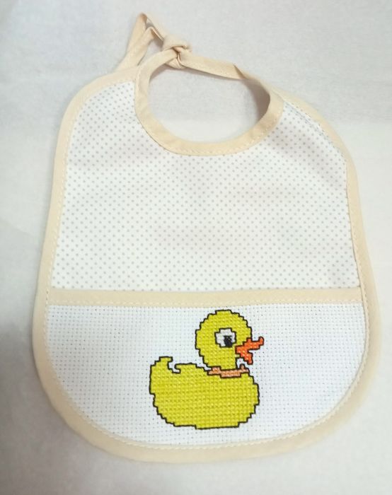 Babetes bordados a ponto cruz