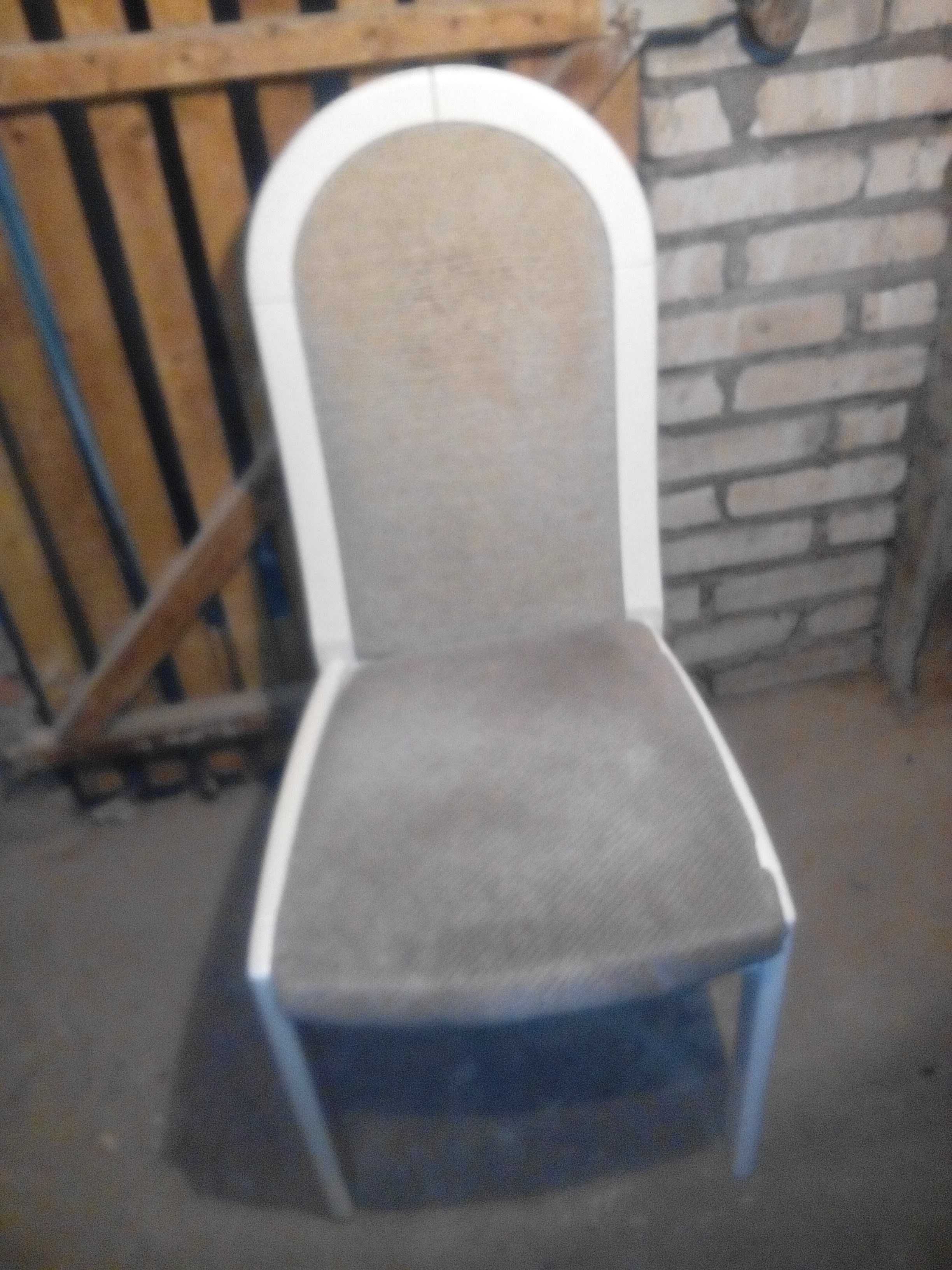białe , drewniane krzesła z tapicerką do renowacji