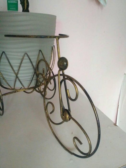 Кованая декоративная подставка в форме велосипеда