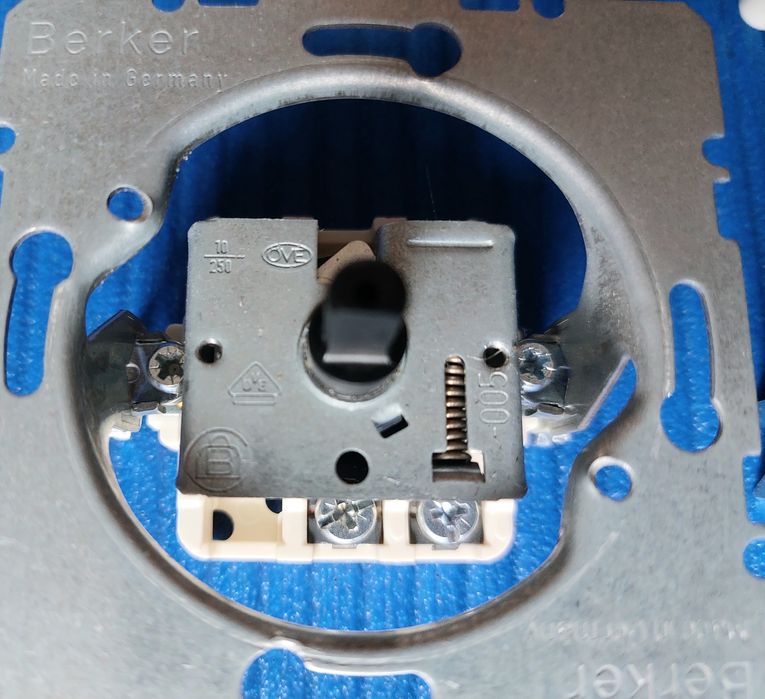 Mechanizmy łączników Berker typ 3851 oraz 3852 - 4 sztuki