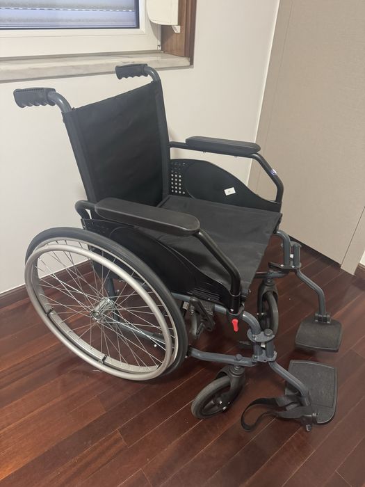 Vendo cadeira de rodas nova