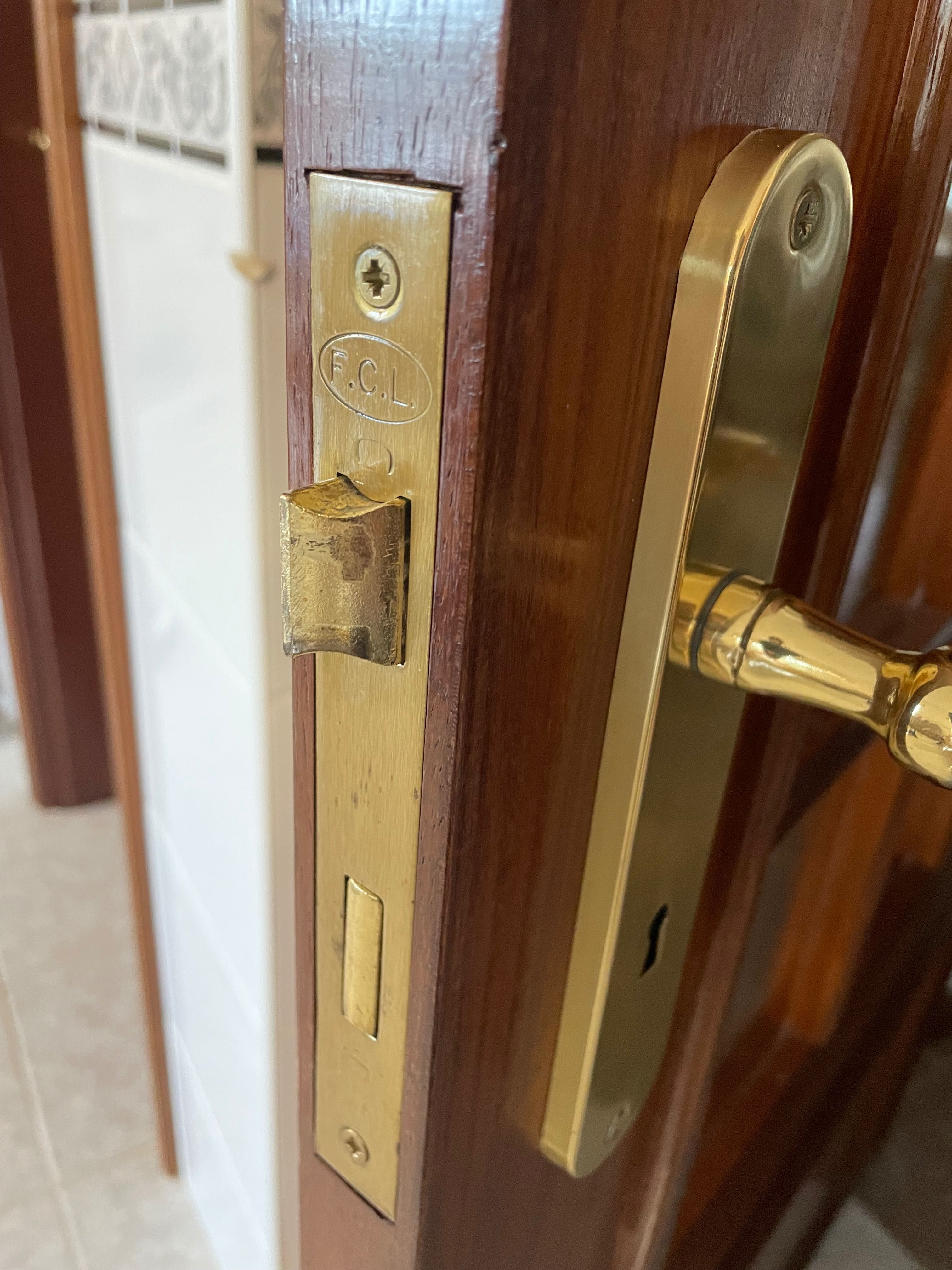 Portas interiores com aros e ferragens