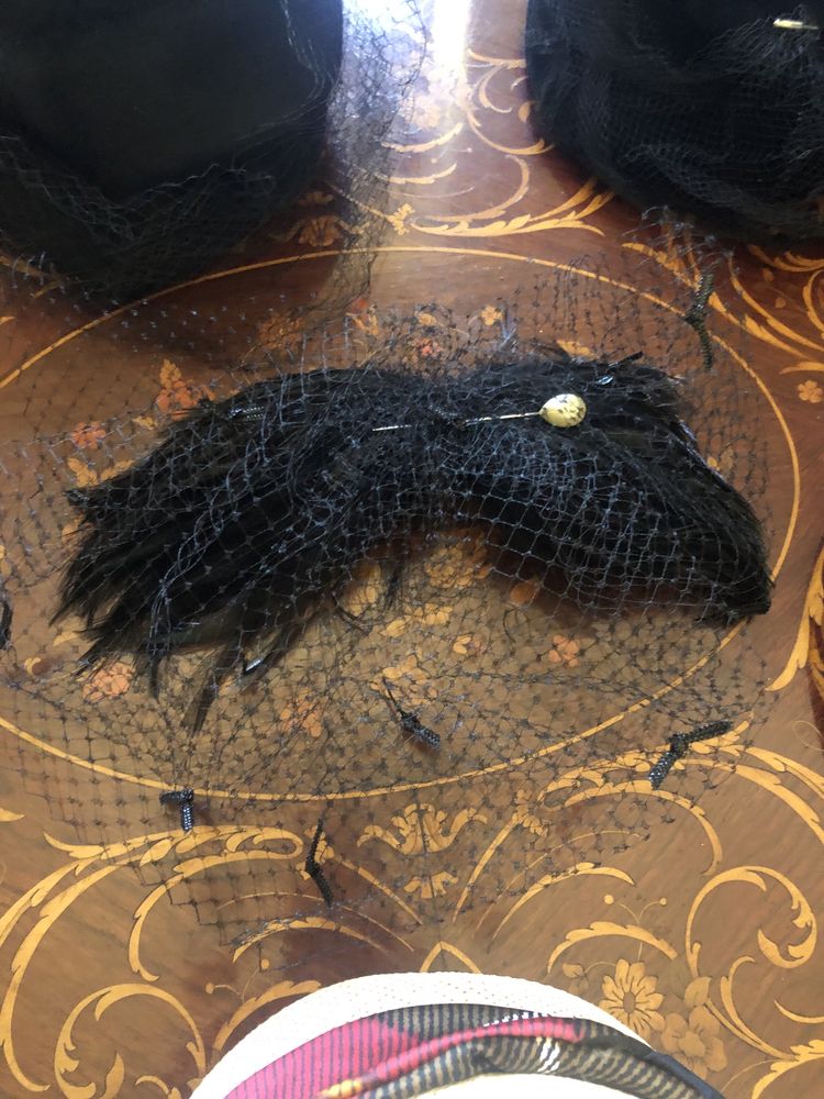 Conjunto de chapeus de senhora e um de homem muito antigos