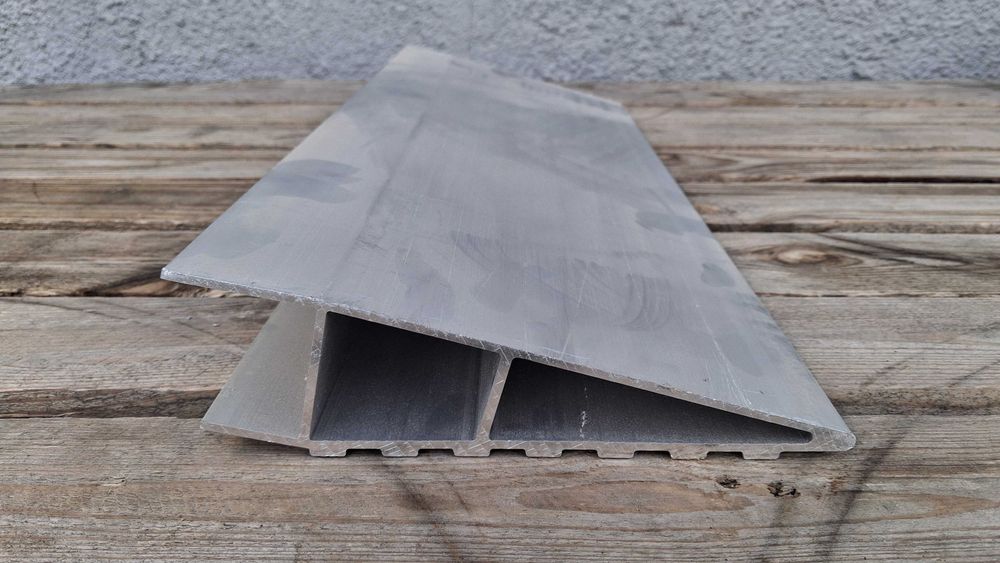 Trójkątny skos najazdu profil aluminiowy zakończenie