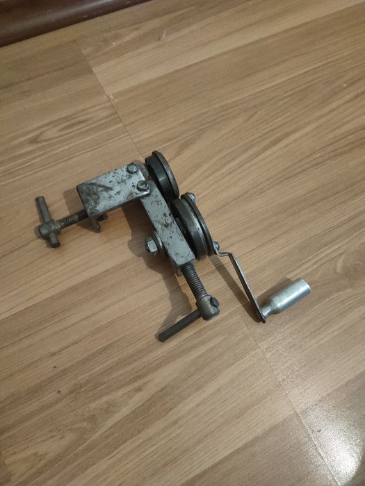 Пристрій, ключ, станок для вирівнювання кришок