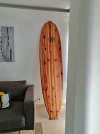 Pranchas surf  feitas artesanalmente em madeira oca