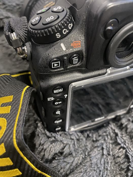 Lustrzanka Nikon D810 - body i obiektyw Nikon. Apart o malym przebiegu