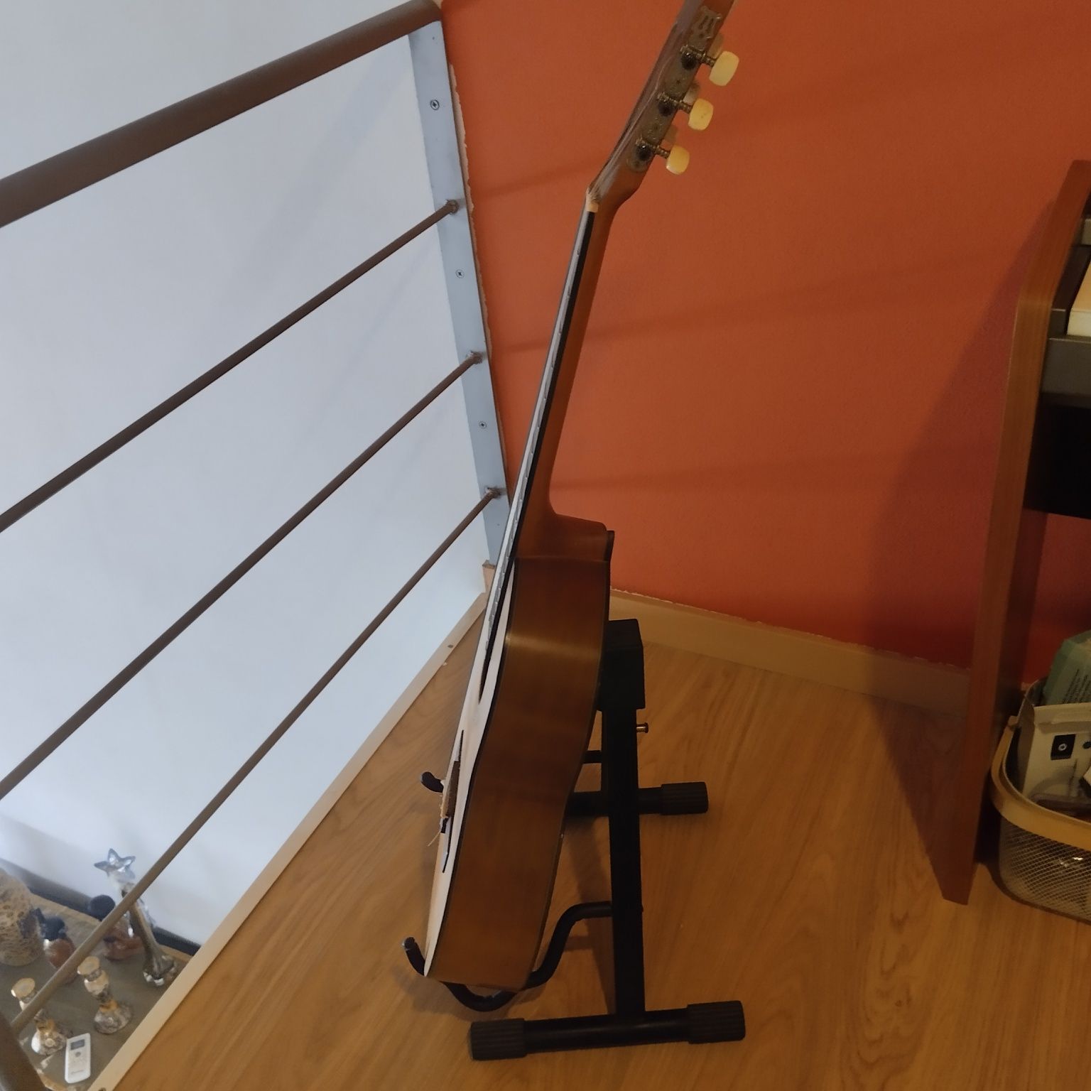 Guitarra nova com suporte e saco de transporte