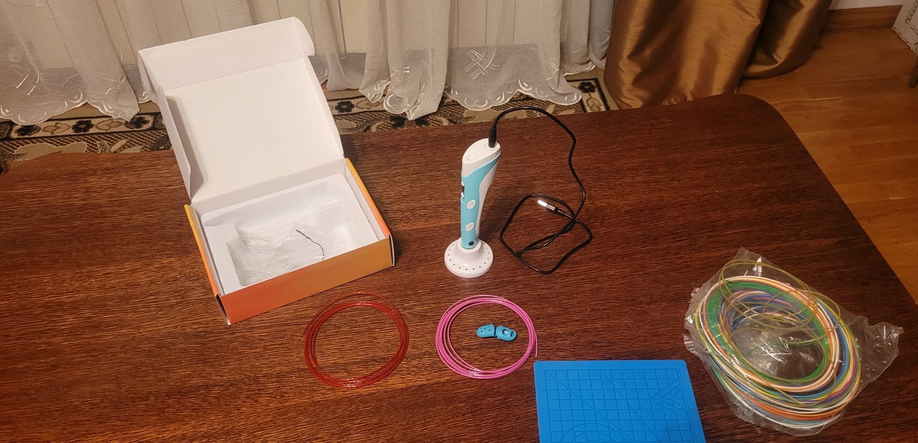 Pisak 3d z filamentem i podkładką gumową