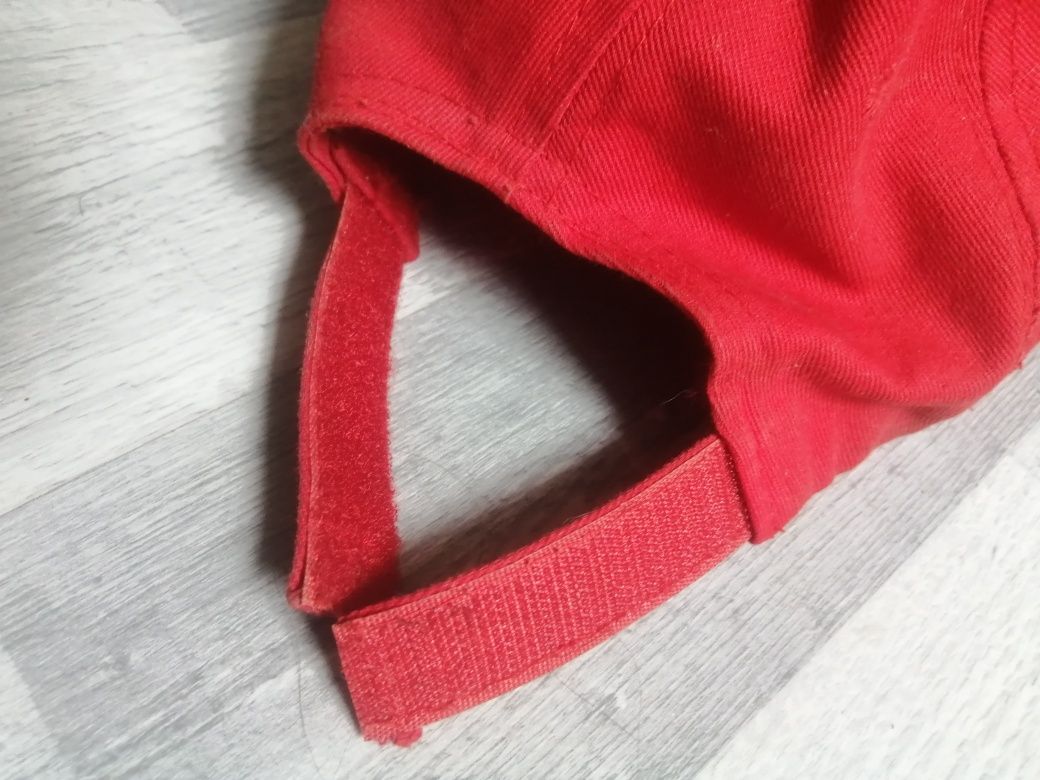 Czerwona czapka Guess UNISEX