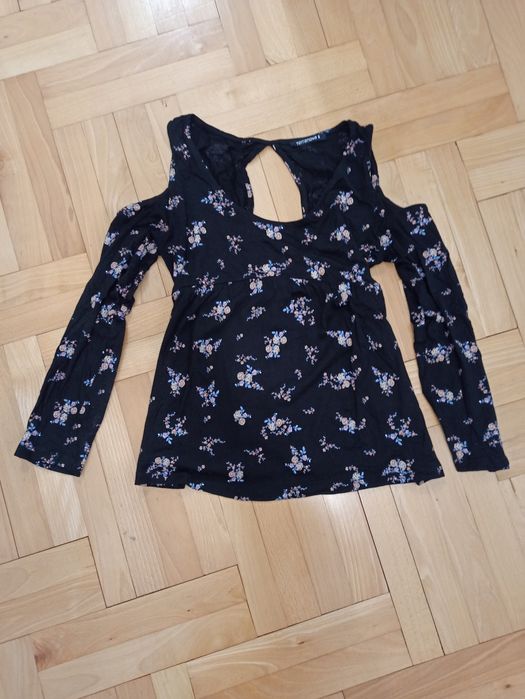 Czarna bluzka floral z wyciętymi ramionami z falbanką S