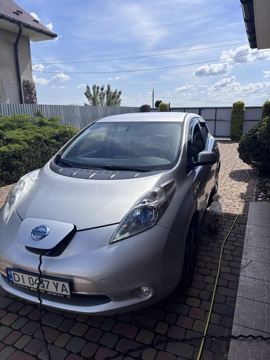 Nissan leaf ліф електричка