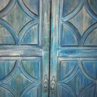 Portas rusticas pintadas em tons de azul