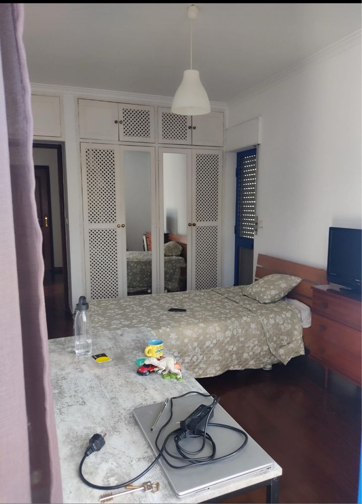 Quarto preferêncialmente a mulheres Loures centro